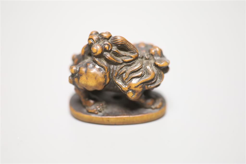 A 19th century boxwood netsuke of a shi-shi, height 3.5cm
